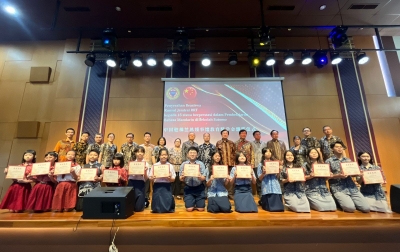 Konsulat Jenderal RRT Serahkan Beasiswa ke 15 Siswa Berprestasi Bahasa Mandarin di Sutomo
