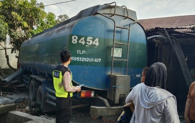 Diduga Mengantuk, Truk Tangki Hantam Rumah Warga di Jalinsum Perbaungan