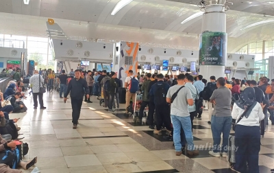 Erupsi Gunung Anak Krakatau Berlanjut, Puluhan Penerbangan di Bandara Kualanamu Batal, Penumpang Pasrah