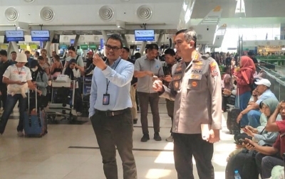 Berikan Rasa Aman dan Nyaman, Polisi Kawal Penumpang Terdampak Penundaan Penerbangan