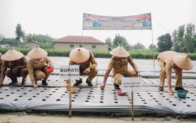 Bupati Tanam Bawang Bersama Warga di Tanjung Morawa