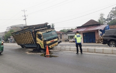 Truk Muatan Batang Kelapa Hantam Pembatas Proyek Jalan di Sergai, Sopir Diduga Mengantuk