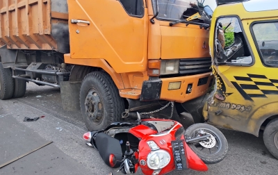 Truk Tabrak Angkot dan 2 Motor di Sidikalang