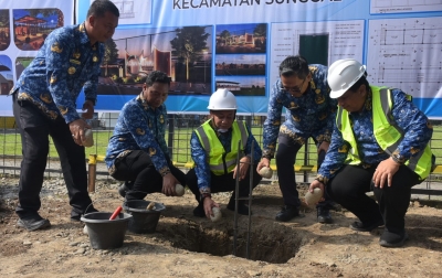 Sekda Deli Serdang Lakukan Peletakkan Batu Pertama 4 Proyek Infrastruktur di Sunggal