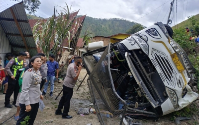 Bus Wisata Rombongan Asal Kisaran Terbalik di Samosir, Dua Penumpang Luka Serius