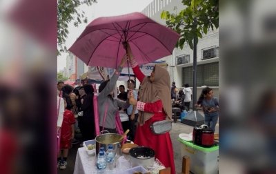 CFD Medan Mendadak Ramai, Aksi Berbagi Ribuan Payung Curi Perhatian Warga