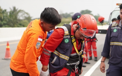 Perkuat Rasa Aman Pengguna Jalan, HKA Simulasi Vertical Rescue di Tol KUTEPAT