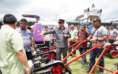 Bupati Taput Serahkan 527 Unit Alsintan kepada Masyarakat Kelompok Tani