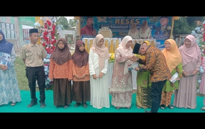 Reses ke MTsN 1 Barus Tapteng, Guru yang Telah Pensiun Terharu Menerima Tali Asih Rahmansyah Sibarani