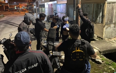 Tim Macan Polres Pelabuhan Belawan Tangkap 2 Pemuda dan Sita 8 Sajam di Simpang Pajak UKA
