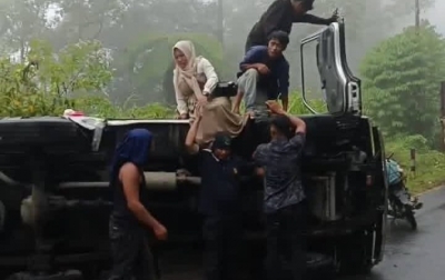 Tabrakan Beruntun di Pakpak Bharat, Bus Himpak Terbalik