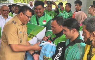 Pemkab Deli Serdang Serahkan Kartu BPJS Ketenagakerjaan kepada Pengemudi Ojol