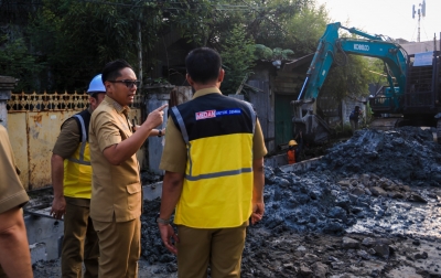 Atasi Genangan Banjir,  Rico Waas Tinjau Pengerjaan Drainase di Sei Agul