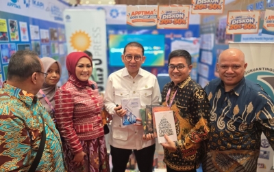 Menteri Kebudayaan RI Fadli Zon Kunjungi Stand UMSU Press