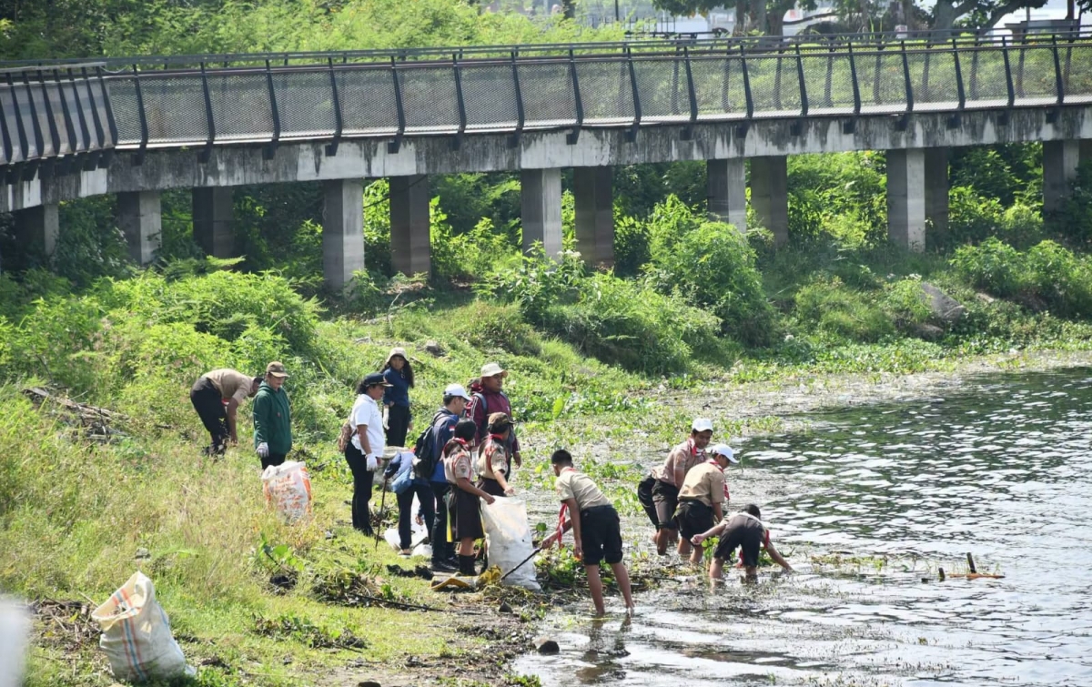 Pramuka Samosir Bersihkan Danau Toba, Marudut Tua Sitinjak Dorong Gerakan Lingkungan Berkelanjutan