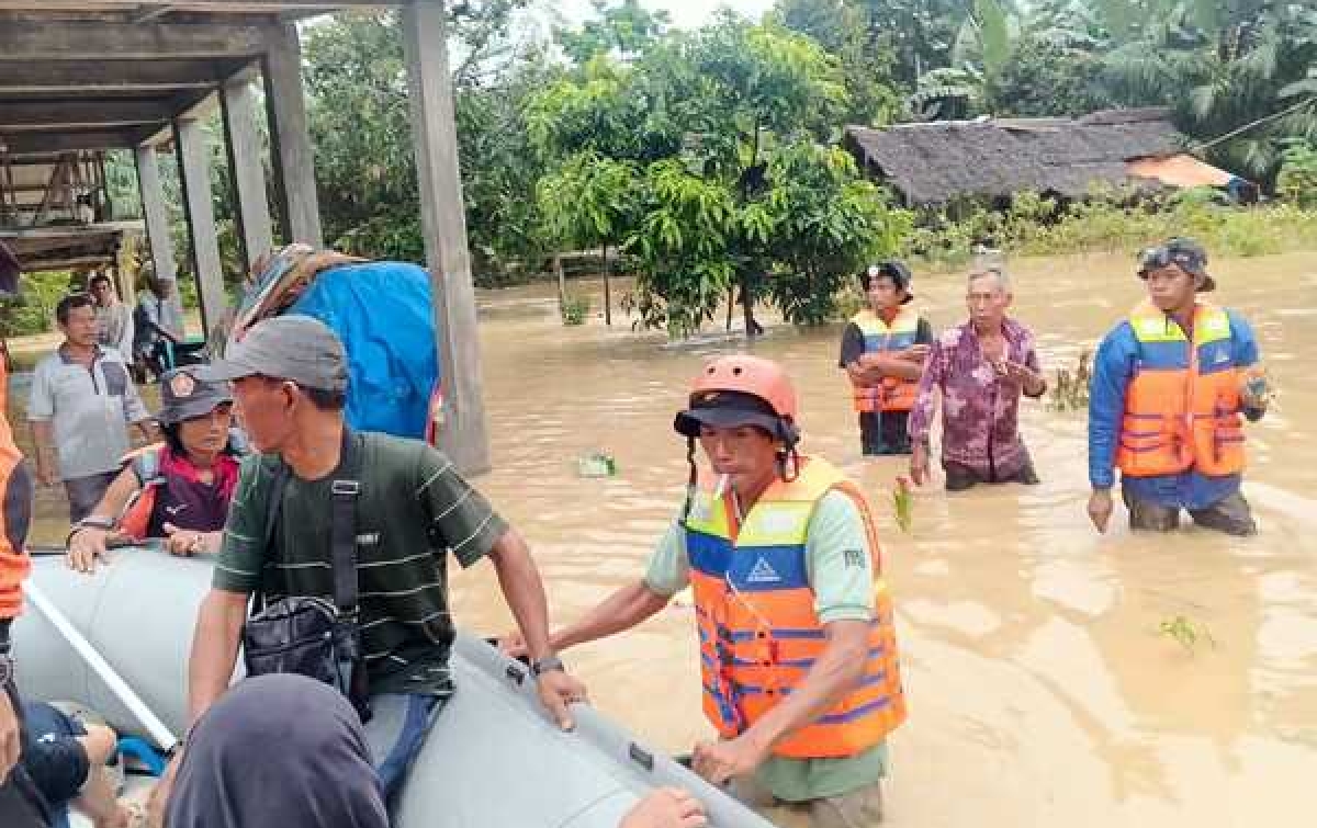 Pemkab Langkat Salurkan Bantuan Korban Banjir Besitang dan Berikan Pelayanan Kesehatan