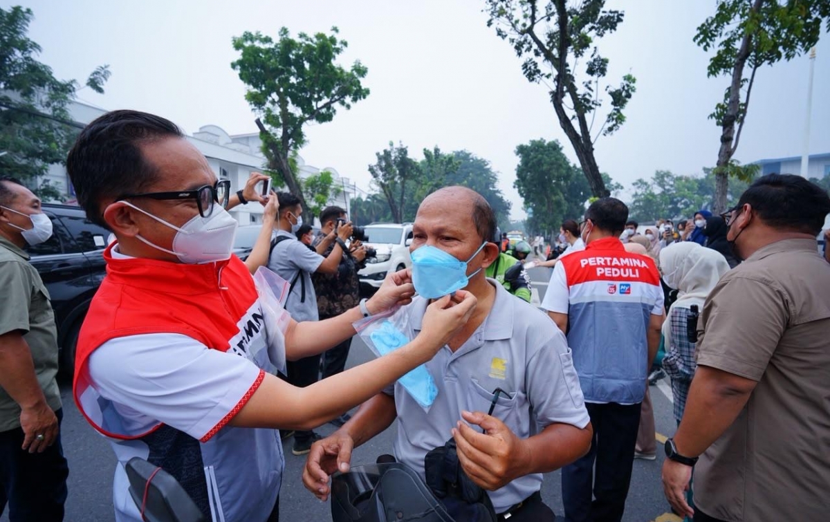 Pertamina Patra Niaga Sumbagut Bagikan 2.200 Masker, Dukung Kesehatan Masyarakat di Tengah Kabut Asap Medan