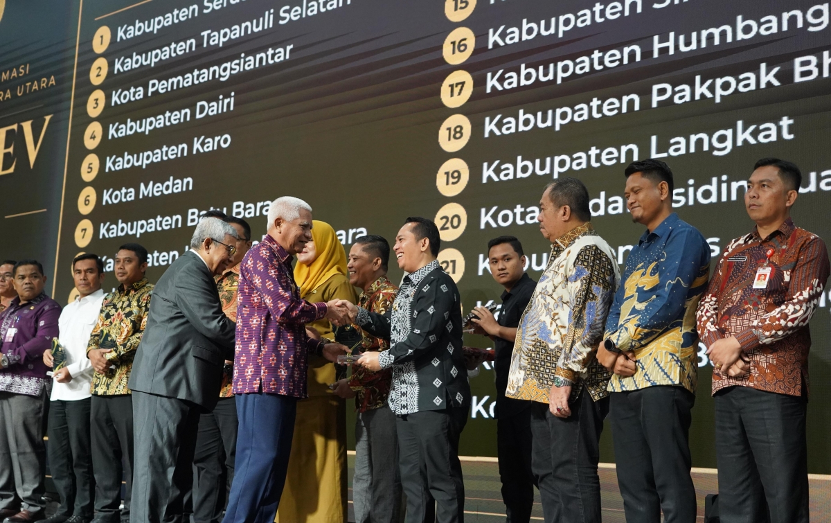 Pemkab Palas Terima Penghargaan dari Komisi Informasi sebagai Kabupaten Informatif