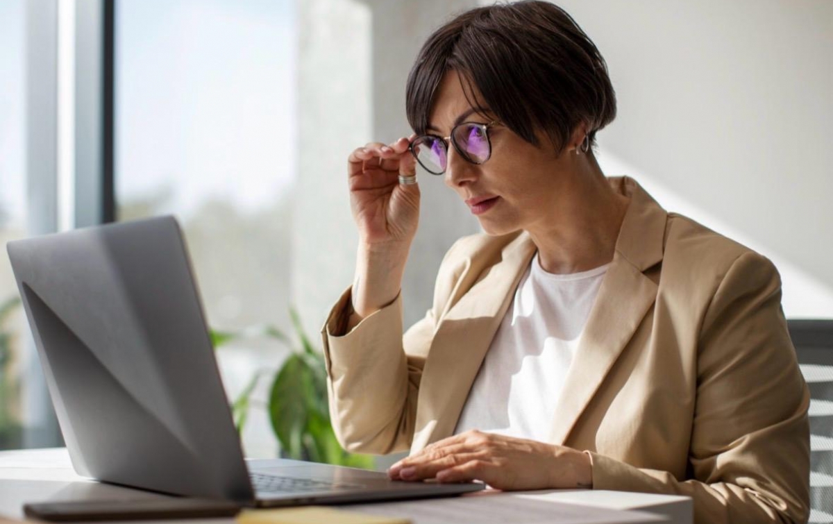 illustro Avsura Office Plus: Lensa Specialty untuk Kerja Kantoran yang Lebih Nyaman
