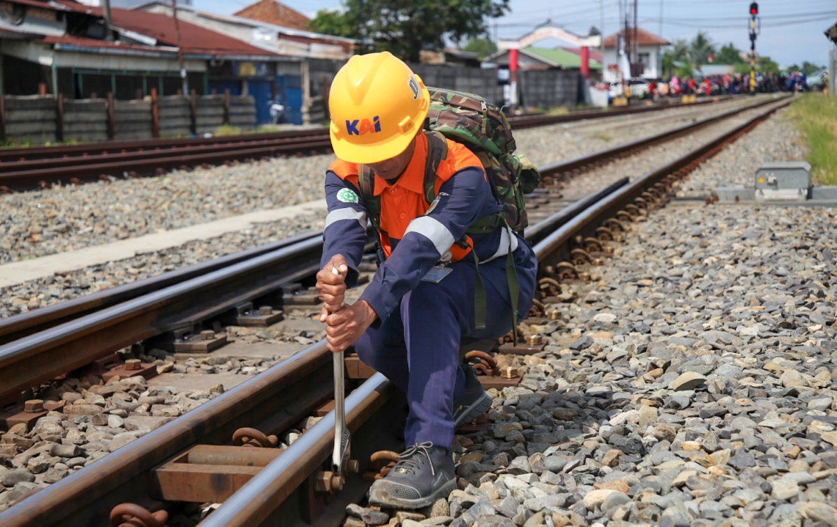 Di Balik Perjalanan Kereta Api Sumut, Ada Petugas yang Memeriksa Jalur dengan Berjalan Kaki