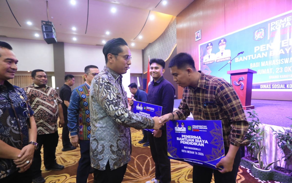 Rico Waas Serahkan Bantuan Biaya Pendidikan 214 Mahasiswa