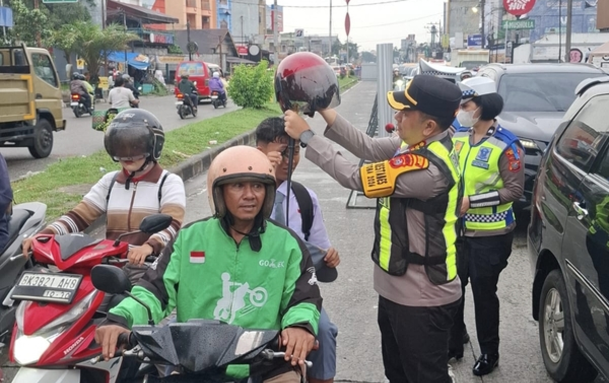 Peduli Keselamatan Lalulintas, Kapolrestabes Medan Bagikan Helm Ke Pelajar Penumpang Ojol