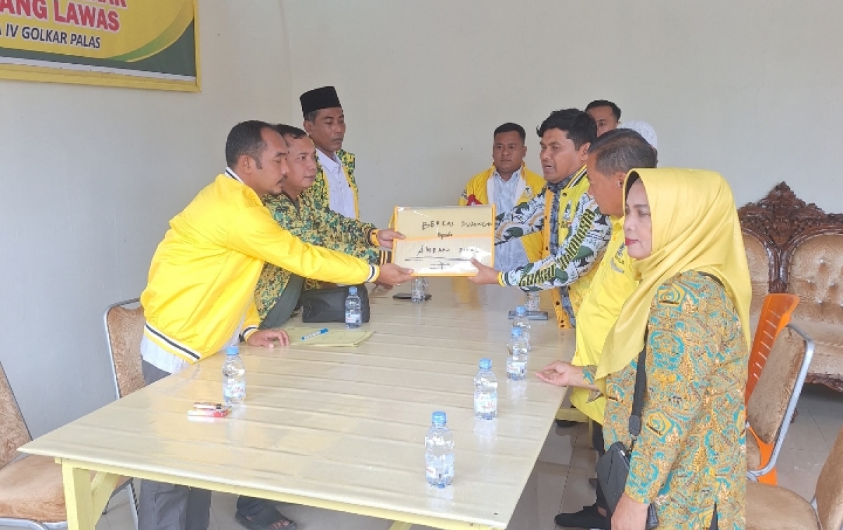 Kantongi Dukungan 80 Persen, Amran Pikal Kembalikan Formulir Pendaftaran Bacalon Ketua Golkar