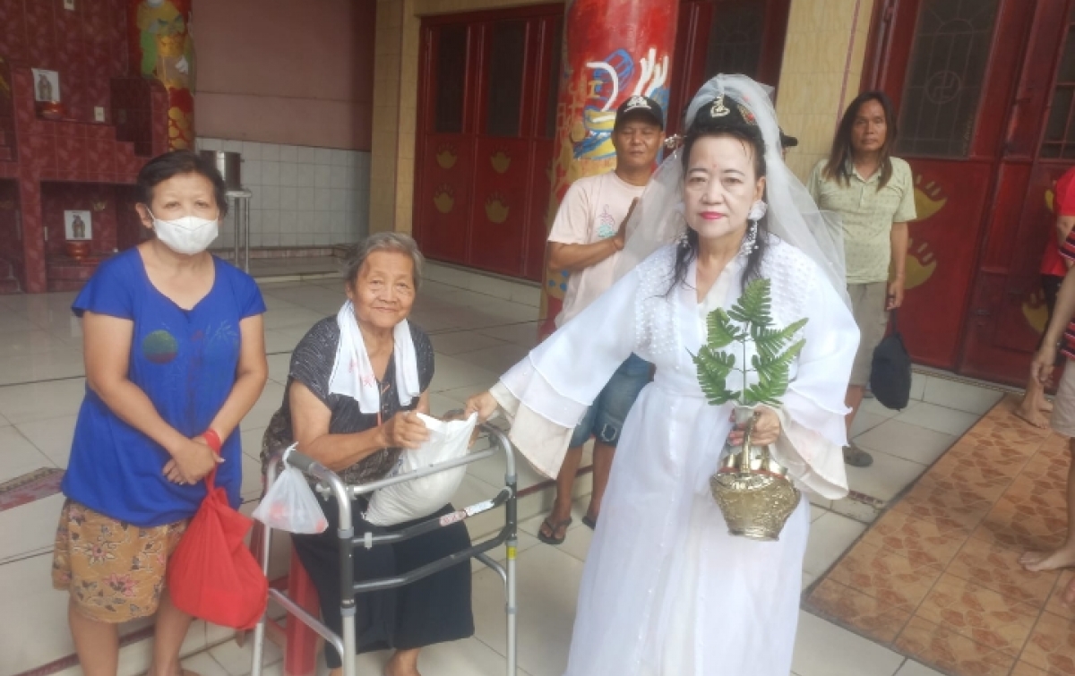 Putri Vihara Kwan Im Berbagi Beras, Tebarkan Kepedulian kepada Ribuan Warga