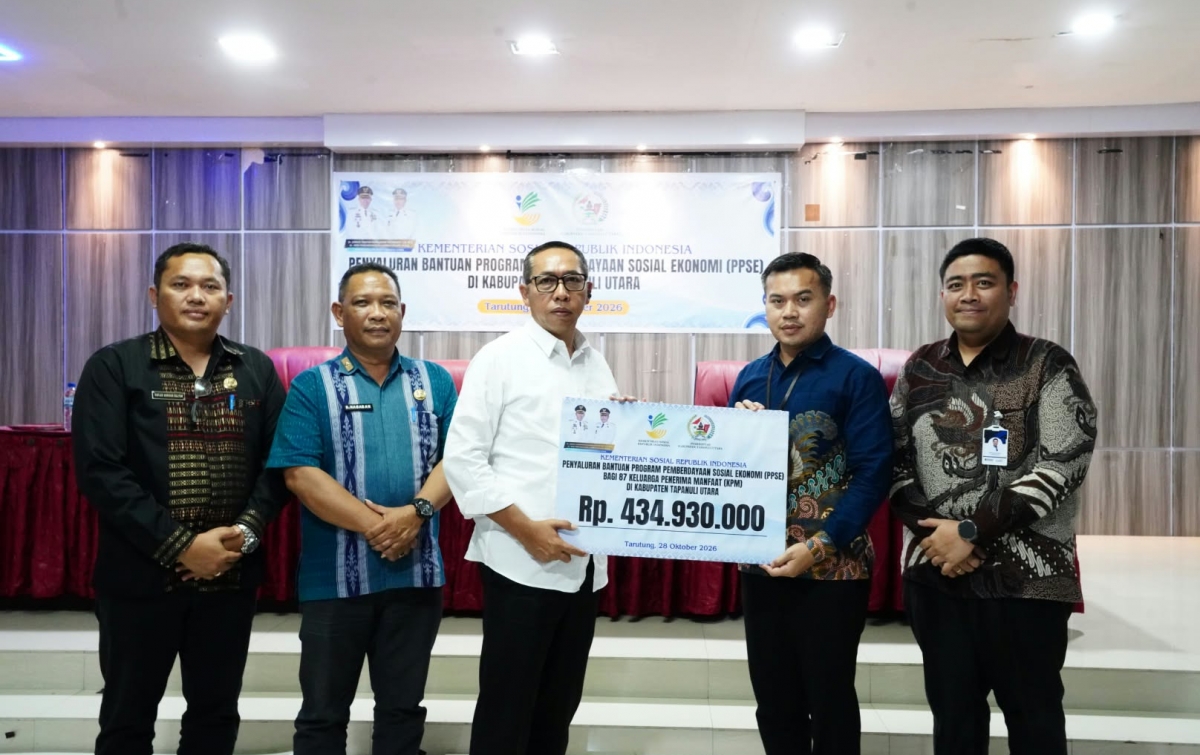 Bupati Taput Serahkan Bansos PSSE kepada 87 Keluarga Penerima Manfaat
