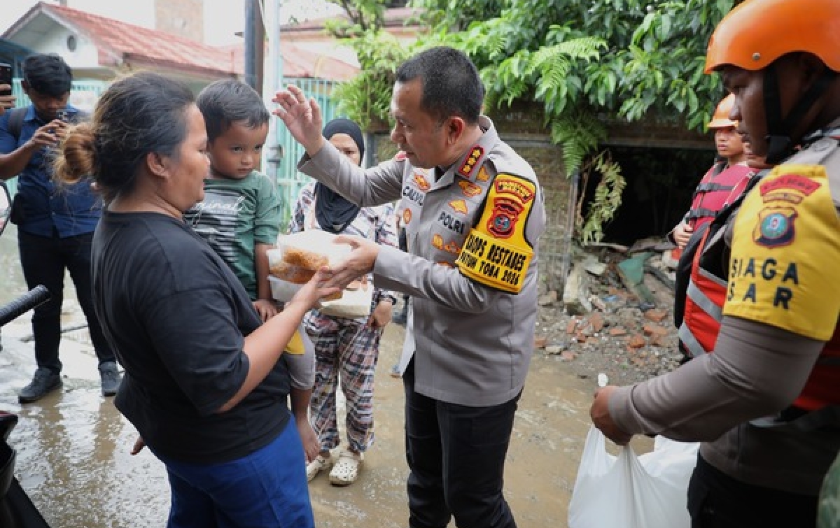 Peduli Korban Banjir, Kapolrestabes Turun Langsung Distribusikan Makanan Untuk Korban Banjir