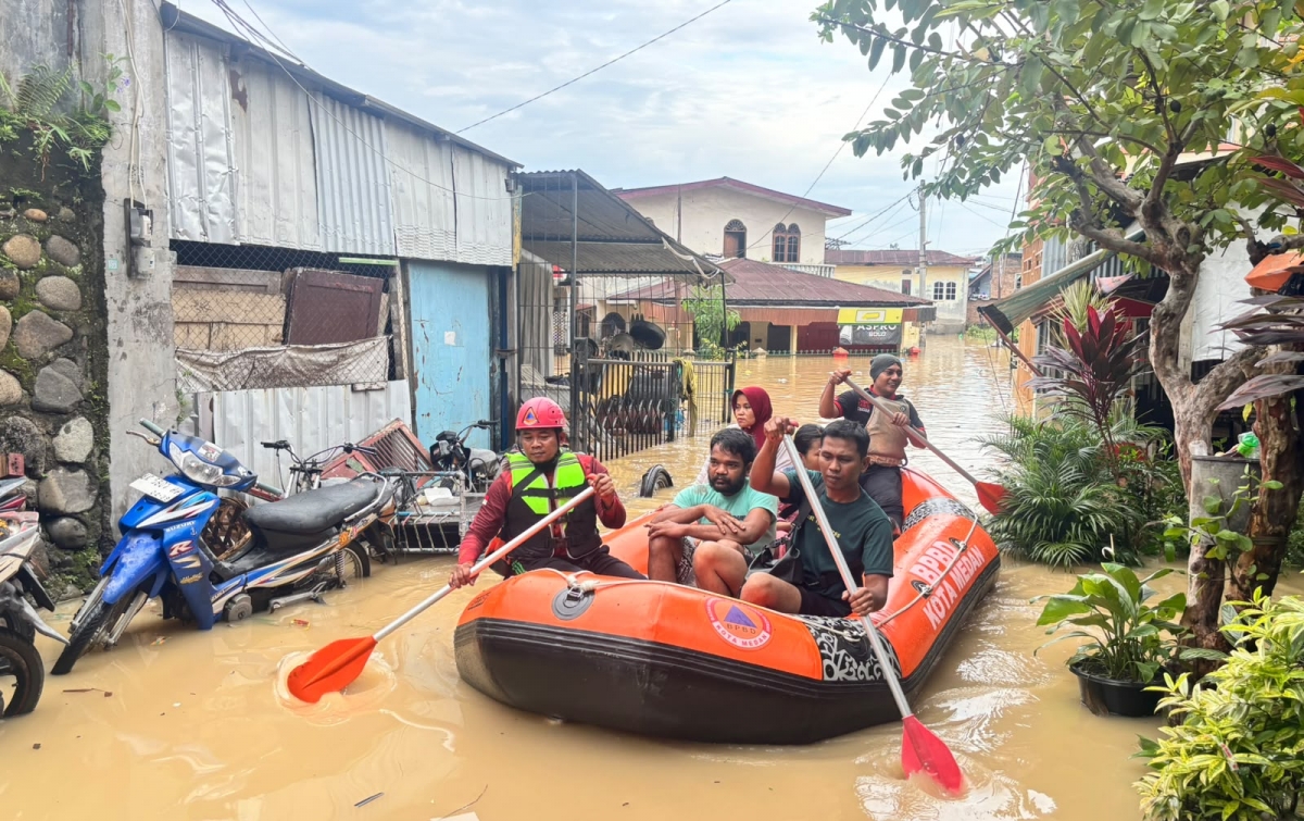 Tangani Banjir, Rico Waas Perintahkan BPBD Siaga Sejak Malam, Damkar Bersihkan Sisa Lumpur