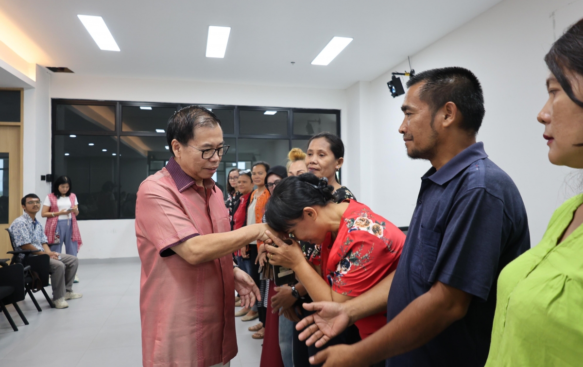 ‘Saya Cuma Jual Kerupuk dan Cuci Piring, Pak! Tangis Ibu Ini Pecah Saat Anaknya Bisa Kuliah di PTN Berkat Sofyan Tan