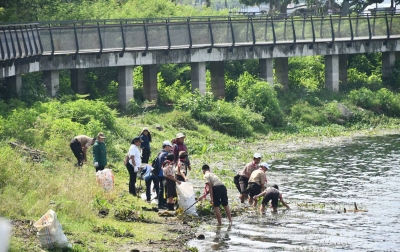 Pramuka Samosir Bersihkan Danau Toba, Marudut Tua Sitinjak Dorong Gerakan Lingkungan Berkelanjutan