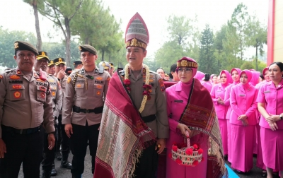 Resmi Pimpin Polda Sumut, Irjen Pol Sonny Irawan Disambut Ulos dan Tarian Tradisional