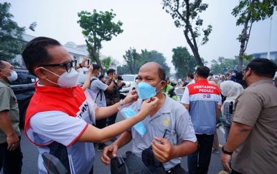 Pertamina Patra Niaga Sumbagut Bagikan 2.200 Masker, Dukung Kesehatan Masyarakat di Tengah Kabut Asap Medan