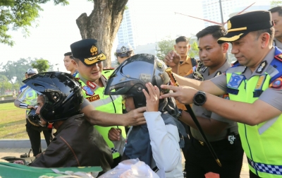 Peduli Keselamatan Pengendara, Kapolda Sumut Turun Langsung Bagikan Helm dan Imbau Tertib Lalu Lintas