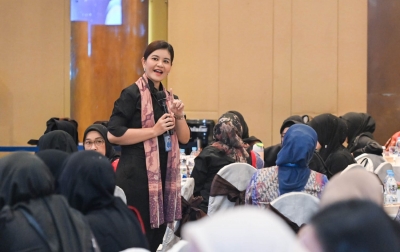Kahiyang Ayu Serahkan Penghargaan kepada 9 Daerah Pemenang Lomba Vlog KILAS