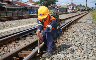 Di Balik Perjalanan Kereta Api Sumut, Ada Petugas yang Memeriksa Jalur dengan Berjalan Kaki