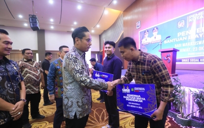 Rico Waas Serahkan Bantuan Biaya Pendidikan 214 Mahasiswa