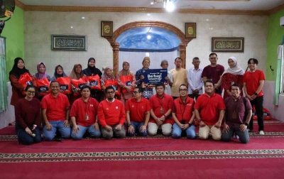 Sambungkan Senyuman di Binjai, Telkomsel Berbagi Bantuan Sembako untuk Warga