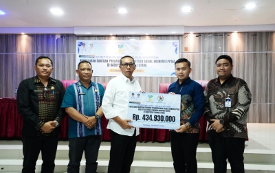 Bupati Taput Serahkan Bansos PSSE kepada 87 Keluarga Penerima Manfaat