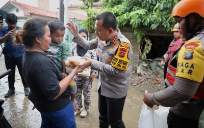 Peduli Korban Banjir, Kapolrestabes Turun Langsung Distribusikan Makanan Untuk Korban Banjir