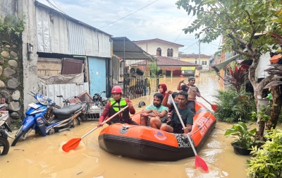 Tangani Banjir, Rico Waas Perintahkan BPBD Siaga Sejak Malam, Damkar Bersihkan Sisa Lumpur