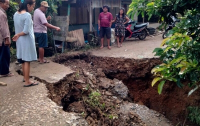 Jalan ke SMAN 1 Tanah Pinem Dairi Putus Total