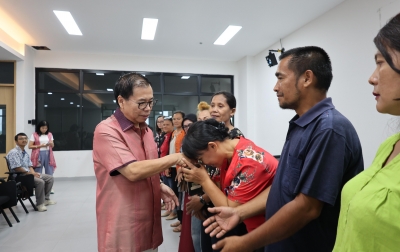 ‘Saya Cuma Jual Kerupuk dan Cuci Piring, Pak! Tangis Ibu Ini Pecah Saat Anaknya Bisa Kuliah di PTN Berkat Sofyan Tan