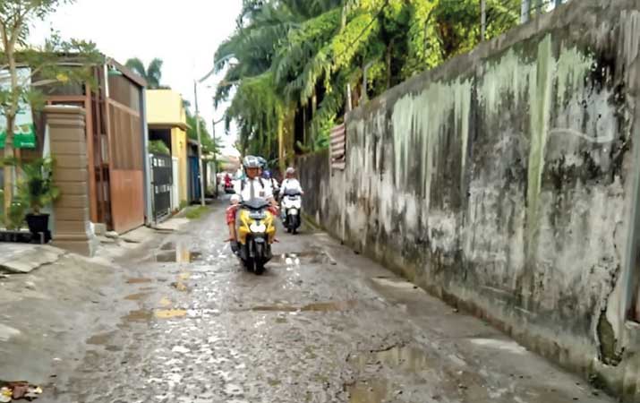 keluhkan-jalan-rusak-di-gang-amal