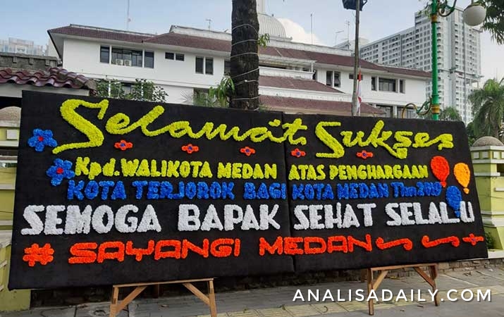 Papan Bunga   Medan  Kota  Terjorok  Berdiri di  Depan Kantor 