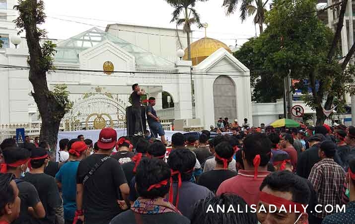 ratusan-pengemudi-online-datangi-kantor-gubsu