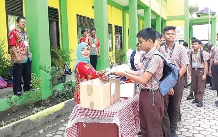 siswa-smpn-7-medan-sumbangkan-seragam-sekolah