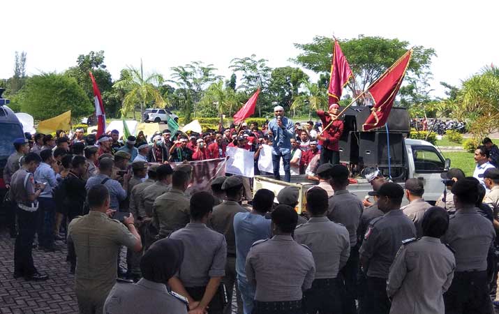 geranat-demo-di-kantor-bupati-abdya